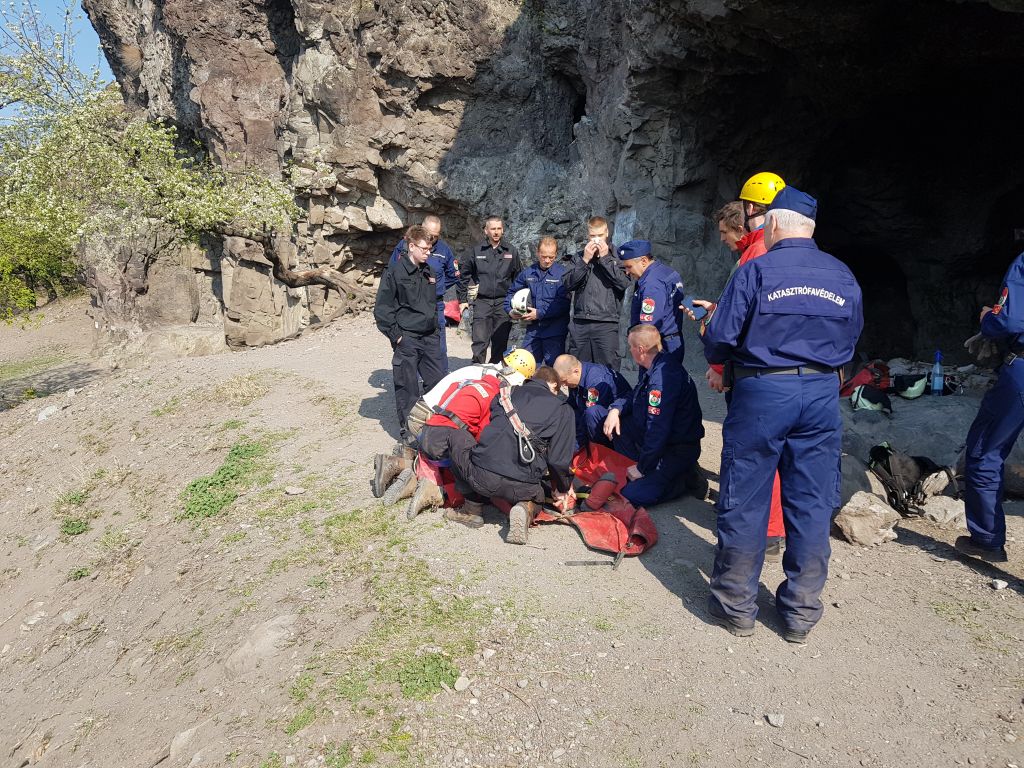 naszály mentőcsoport remete barlang mentési gyakorlat
